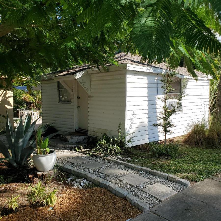 1 Beige Cozy Bungalow Or 1 White Cozy Efficiency Cottage In ไททัสวิลล์ ภายนอก รูปภาพ