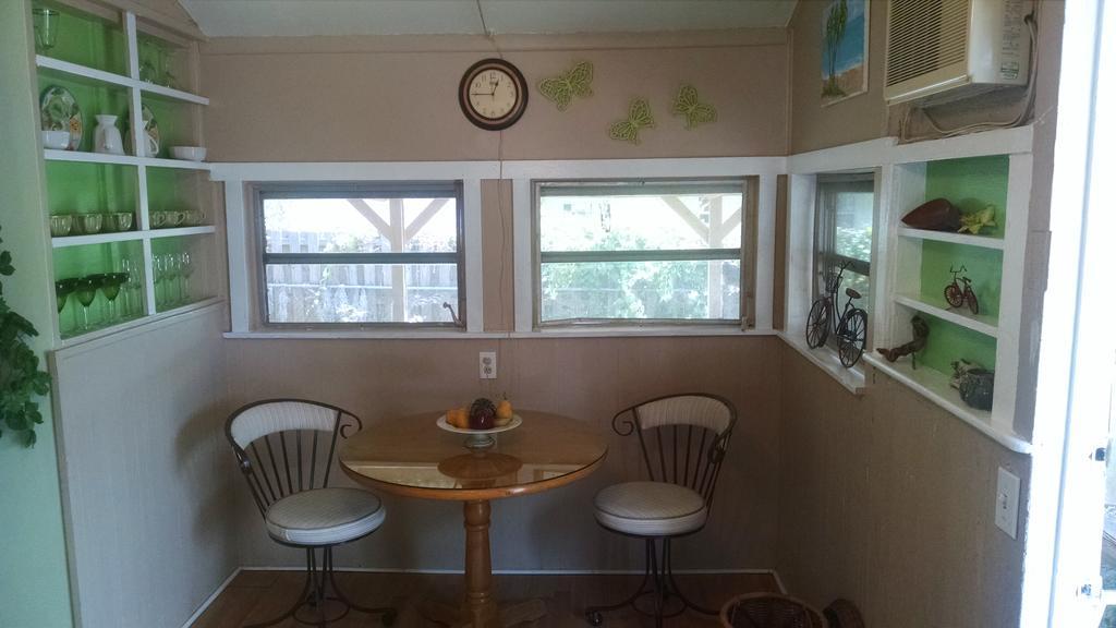1 Beige Cozy Bungalow Or 1 White Cozy Efficiency Cottage In ไททัสวิลล์ ภายนอก รูปภาพ